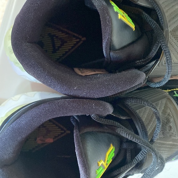 Mens Nike Kyries - Picture 5 of 6